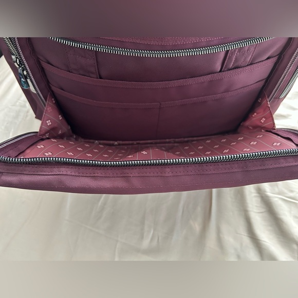 Lug Wine colored Carry On Bag new without tags, never used - Picture 7 of 10